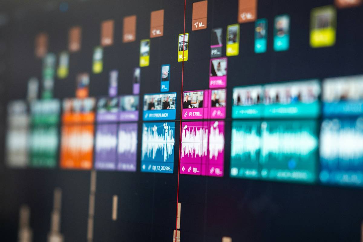 Bar chart showing 78% of professional creators use dedicated effect editing software, up from 52% in 2021