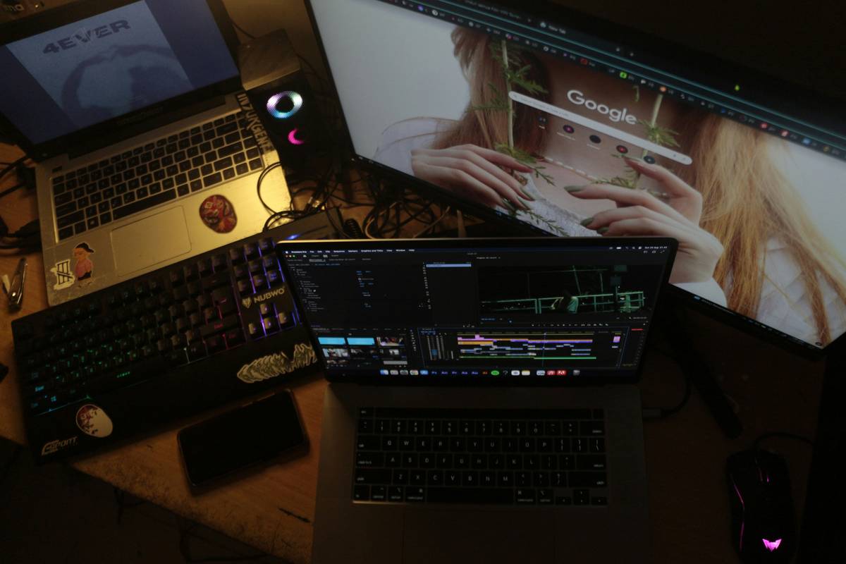 Comparison infographic: beginner editors focus on transitions and filters; pros prioritize color correction, audio leveling, and narrative pacing